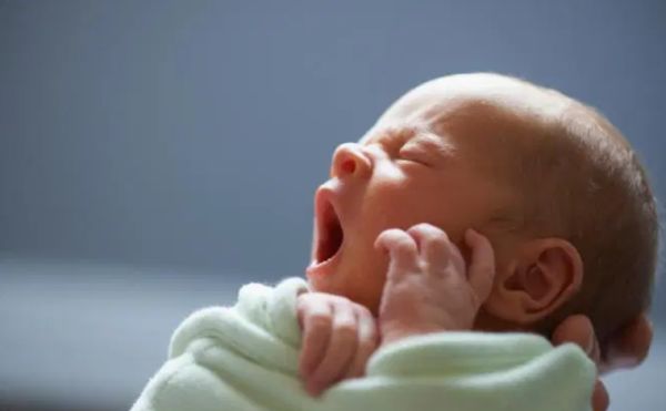全球最小感染者！出生几分钟，新冠检测阳性 阿莎丽遗孀