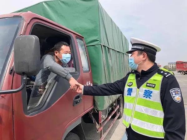 滞留陕西的湖北货车司机返乡：车被塞满了 华隆因犬获救