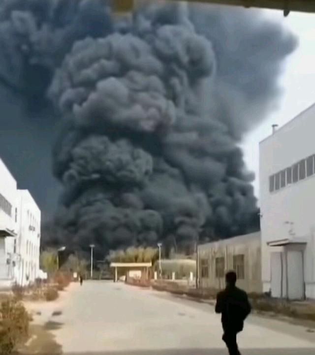 突发！网友爆出河南开封南郊一化工厂着火，浓烟滚滚、非常吓人玉米男孩
