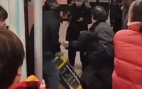 上海一男子用吸尘器阻挡地铁关门近3分钟，大喊“不要走了”